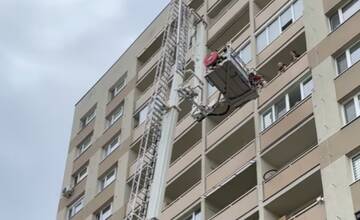 Pre podivný zápach z bytu boli na Čajkovského ulici privolaný hasiči. Našli v ňom mŕtve telo v rozklade