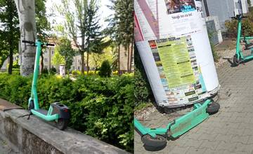 FOTO: Trnavčania parkujú kolobežky naozaj svojsky. Niektoré hodia na zem, inú nechajú na obrubníku