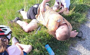 Cyklista v Ratkovciach spadol a zranil sa. Jeho manželka hľadá záchrankyne, chce im poďakovať