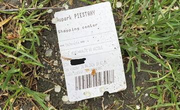 Za ihriskom v Piešťanoch vysypal smeti z auta, mal však smolu. Boli tam aj parkovacie lístky s jeho ŠPZ