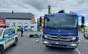Motorkár v Kvetoslavove neprežil zrážku s kamiónom. Šiel po hlavnej ceste, polícia hľadá svedkov