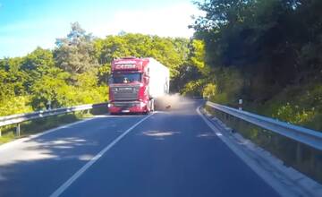 VIDEO: Toto nechce zažiť žiaden šofér. Vodičke vletel do cesty klin z kamióna. Nohy sa mi ešte chvíľu klepali, napísala