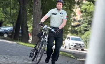 Polícia SR uverejnila video, ako majú cyklisti prechádzať cez cestu. Ľudia nešetrili kritikou