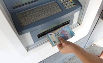 Trnavčanka našla v bankomate zabudnuté peniaze, teraz hľadá ich majiteľa. Išlo o stovky eur