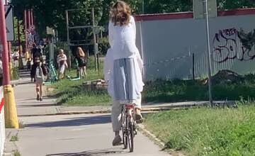 VIDEO: Trnavčanov nebaví klasická jazda na bicykli. Žena sa viezla postojačky, iní jazdia v protismere
