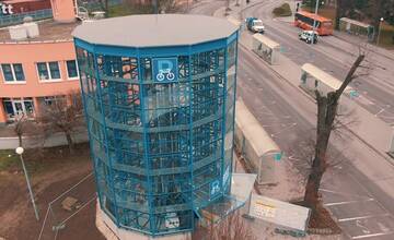 Trnavčan nedokázal vyzvihnúť svoj bickykel z cykloveže. Nemal pri sebe 20 centov, karta nefungovala. Čo v takom prípade?