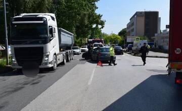 FOTO: Starší muž spôsobil v Trnave dopravnú nehodu. Vek za volantom nie je len číslo, píše polícia