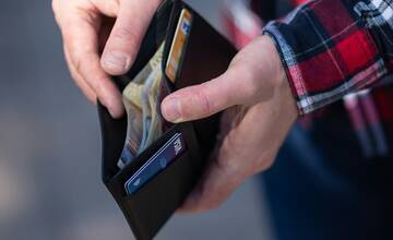 Hlohovčan stratil peňaženku pred obchodom, mal však šťastie. Statusom poďakoval neznámemu nálezcovi