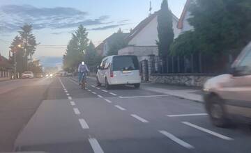 Trnavčan upozorňuje vodičov na cyklistov v protismere. Slnečná ulica prešla zmenou dopravného značenia