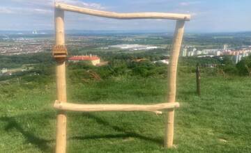 Fotopoint na vyhliadke Šianec v Hlohovci zničili vandali. Toto nemá obdoby, píšu nahnevaní ľudia