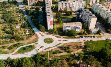 Nerudova ulica v Trnave bude opäť otvorená pre dopravu. Na ulici pribudol nový kruhový objazd