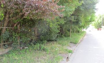 FOTO: Bývalé kúpalisko na Coburgovej ulici v Trnave chátra. Ľudia by boli radi, keby bolo obnovené