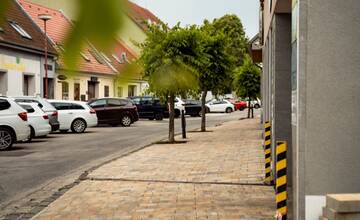 FOTO: V Trnave prebehla rekonštrukcia viacerých chodníkov. Koľko sa na ne minulo?