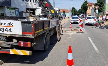 Dopravné obmedzenie v Piešťanoch. Dôvodom je havarijná oprava kanalizačného poklopu