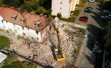 FOTO: Známu budovu na Coburgovej ulici búrajú. Slúžila ako ubytovanie pre sociálne slabších obyvateľov