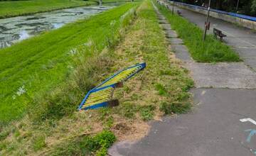 Zub času sa podpísal na nebezpečne nahnutom zábradlí v Piešťanoch. Možno niekto niekomu zachránil život, píše obyvateľka