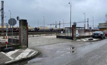 Sereď vybudovala odstavné miesta pri železničnej stanici. Na chodníku už nezaparkujete