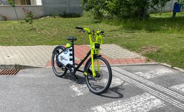 FOTO: V Trnave ľudia parkujú bicykle naozaj hocikde. Neprekáža im ich nechať na priechode ani tráve