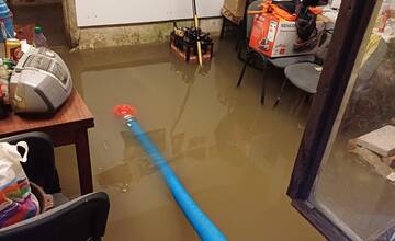 FOTO: Počasie opäť úradovalo. Po včerajších búrkach hasiči odstraňovali popadané stromy a odčerpávali vodu