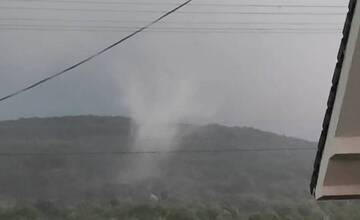 VIDEO: Len pár kilometrov od Trnavy zúrilo tornádo, západné Slovensko zažilo noc hrôzy. Búrky budú pokračovať
