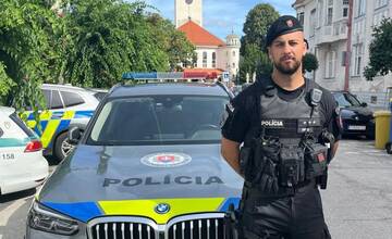 Trnavskí policajti cez víkend zachránili život dehydratovanému psíkovi. Za skutok sa im poďakovala obyvateľka obce