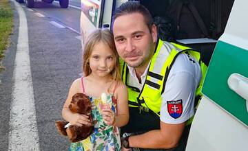 Pri nehode auta s motorkárom v Trnavskom kraji bolo aj maloleté dievčatko. Situáciu zachraňoval policajný medvedík