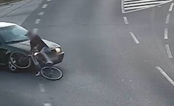 VIDEO: V Seredi došlo k dopravnej nehode z nepozornosti. Vodič idúci z vedľajšej cesty zrazil cyklistu na hlavnej
