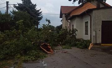 FOTO: Počasie dáva hasičom zabrať. Okrem spadnutých stromov riešia aj odtrhnuté časti striech