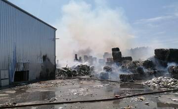 AKTUALIZOVANÉ: V Kostolných Kračanoch horí recyklačné stredisko. Jedna osoba sa zranila