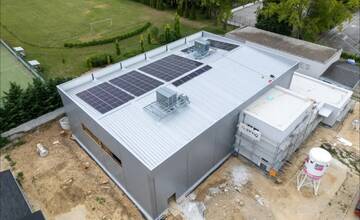 V Senici sa stavia športová hala so solárnym napájaním. Pokryť môže približne 40% ročnej spotreby