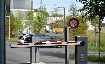 Pri malom Tescu na Špačinskej ulici už zdarma nezaparkujete. Na parkovisku je postavená rampa