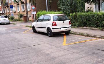 Odtiahnuť alebo nechať tak? Vodič zaparkoval na autobusovej zastávke, reakcie ľudí sú rozporuplné