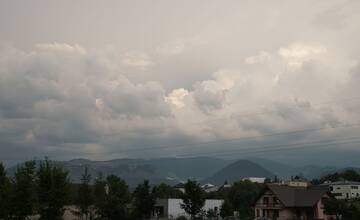 Slnečné počasie dnes v Trnavskom kraji vystriedajú dážď či búrky. Pre ktoré okresy platia výstrahy?