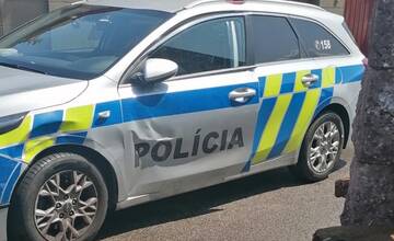 Muž z Holíča úmyselne narazil do policajného auta a zranil policajta