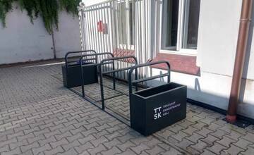 Trnavský samosprávny kraj vybavil 34 inštitúcií novými cyklostojanmi. Potešili aj vás?