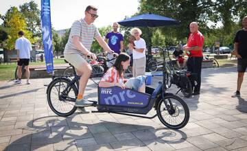 V Seredi budú premávať nové nákladné bicykle. Vyskúšať si ich mohli aj obyvatelia mesta