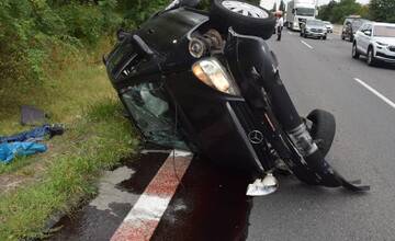 Policajti v Trnavskom kraji riešili priestupok a vážnu dopravnú nehodu. Cudzinec pri nej dokaličil seba aj auto