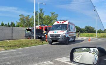 V Dunajskej Strede došlo k vážnej dopravnej nehode. Premávku na úseku usmerňuje polícia