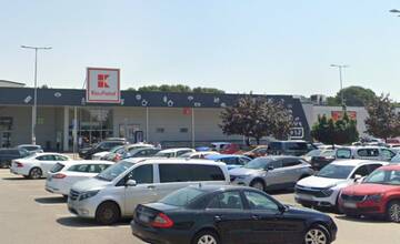 Pred trnavskými obchodmi opäť úraduje žobrajúca partička. Nikolovi ukradli fľaše, ak im nič nedáte, vynadajú vám