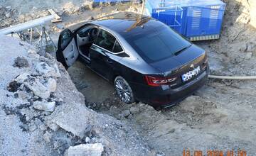 Nehoda v okrese Trnava. V stavebnej jame skončil luxusný Superb, šoféroval ho muž, pravdepodobne pod vplyvom 