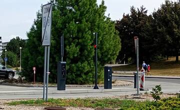 Pred Tescom v Trnave sa autá pred závorami vo veľkom otáčajú. Na poloprázdnom parkovisku parkujú už iba zákazníci