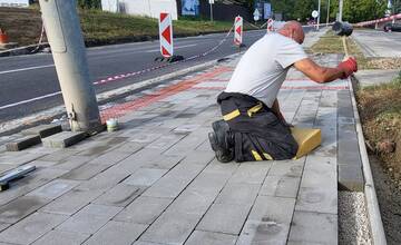 FOTO: V Senici vzniká nový priechod pre chodcov. Niektorým sa páči, ďalší by postupovali inak