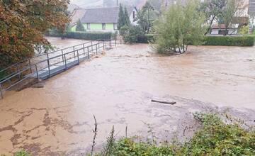 PREHĽAD: V Trnavskom kraji sú viaceré cesty uzatvorené, na kritických miestach zasahuje armáda