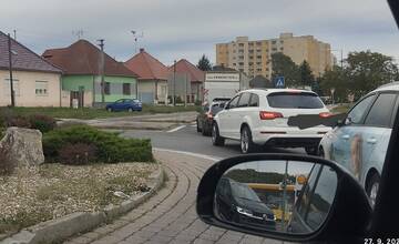 Šoféri v Hlohovci kvôli jarmoku upozorňujú na rozsiahle kolóny. Kto môžete, Hlohovcu sa vyhnite, hovoria
