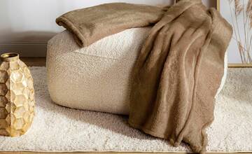 Módne deky v roku 2024 - aký vzor si vybrať do interiéru?