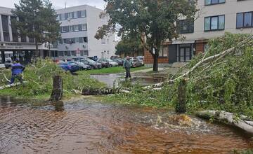 AKTUALIZOVANÉ: V Galante prasklo vodovodné potrubie, zaplavilo časť ulice. Voda je odstavená aj v blízkej obci