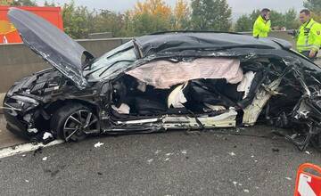 Na D1 za Hlohovcom došlo k nehode, úsek je neprejazdný. 23-ročný muž bol do nemocnice prevezený v umelom spánku