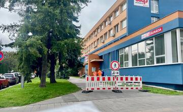 FOTO: V Senici zrekonštruujú chodník, pribudne aj nová zastávka MHD. Kde bude stáť?