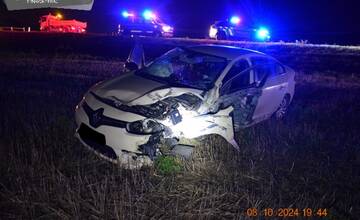 Pri Maduniciach došlo k nehode. Opitá vodička vošla do protismeru, po zrážke s autom skončila v poli