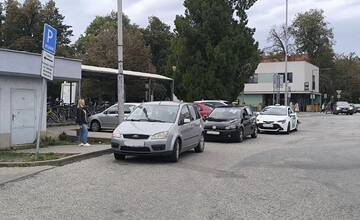 Trnavčania majú ťažké srdce na ľudí, ktorí parkujú pri vjazde na stanicu. Blokujú autobusárov aj ďalších